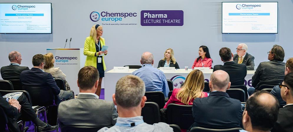 Eine Gruppe von Rednern bei einer Konferenz auf der Chemspec Europe